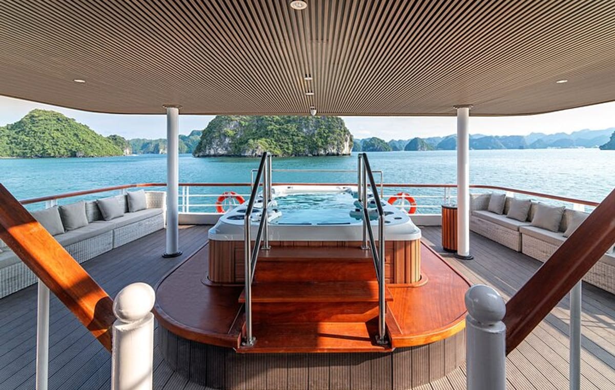 IRIS CRUISE – 5 Star Day Cruise – Halong Bay 1 Day – JACUZZI POOL