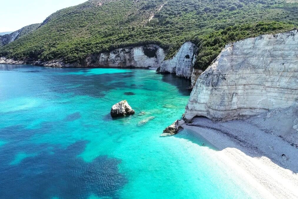 Rilassarsi sulla spiaggia di Kamari, circondata da acque turchesi e costa panoramica