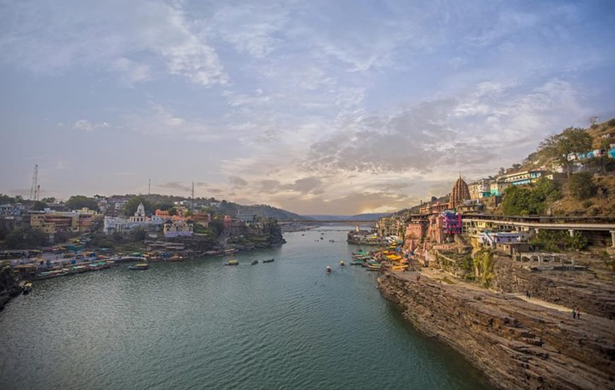 Sacred Sanctuaries: Omkareshwar & Asirgarh Fort Day Tour