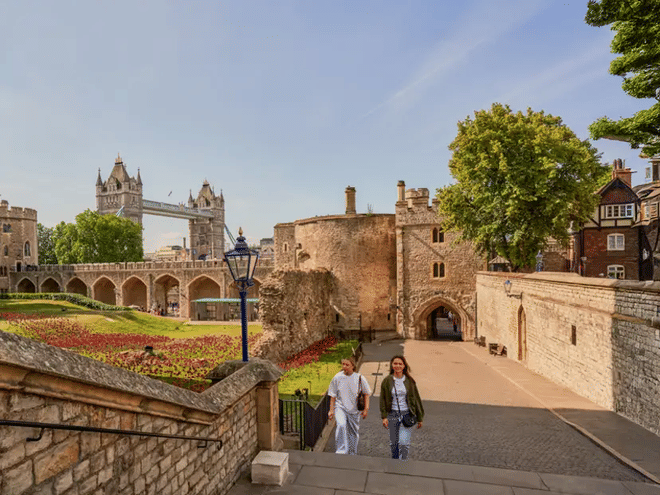 Semi Private Express Tower of London Tour with Crown Jewels