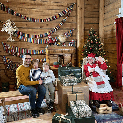 Treffen Sie Frau Weihnachtsmann in ihrem Weihnachtscottage im Santa Claus Dorf.