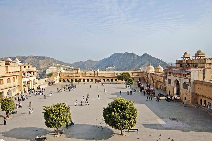 Ancient Caves, Forts, Taj & Temples Expedition