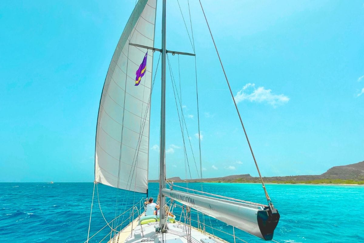 Romantic couple enjoying private morning cruise in Curacao with Maxie Sailing