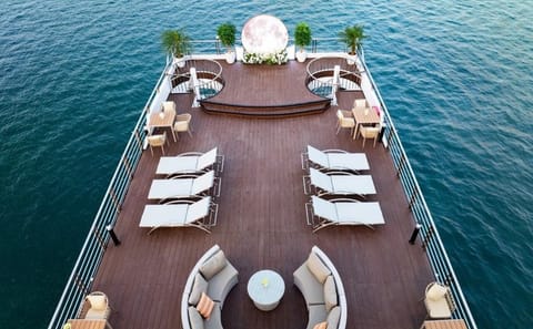 Halong Bay Luxury Cruise: Sung Sot Cave, Titop Island & Buffet