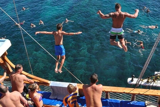 Full-Day Boat Trip for Swimming & Fishing with Lunch – Agadir