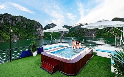 5-Star Day Cruise with Buffet Lunch in Halong Bay