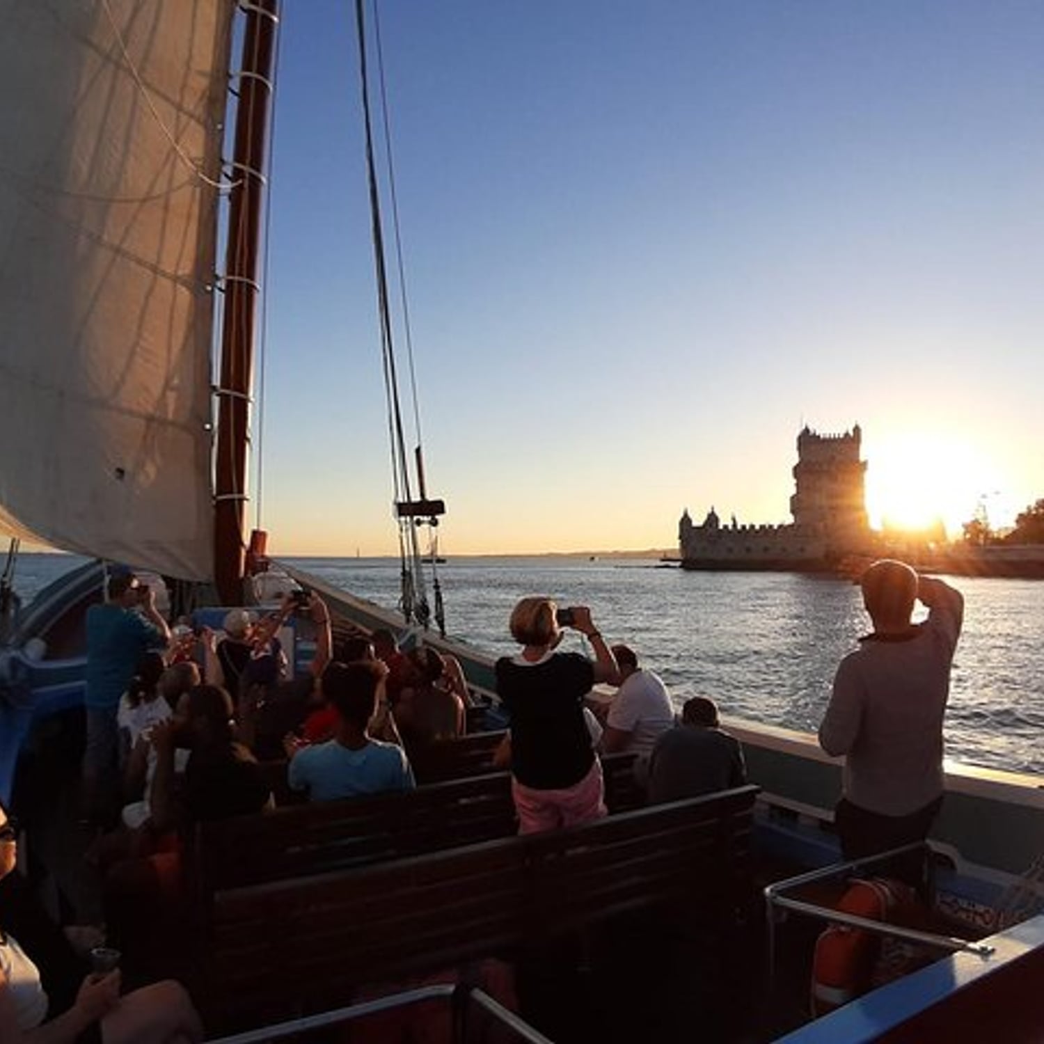 Barco tradicional ao pôr do sol com vinho
