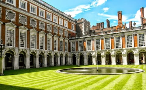 Day Trip to Hampton Court Palace from London with Guided Tour