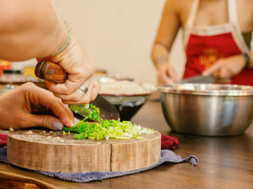 Dong Xuan Market Cooking Class and Wine Tasting in Hanoi