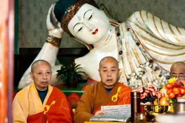 Guided Tour of Longmen Grottoes and White Horse Temple in Luoyang