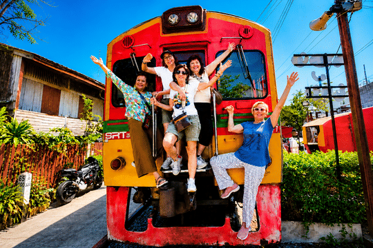 Bangkok: Floating Market, Maeklong Train Market & Dragon Temple