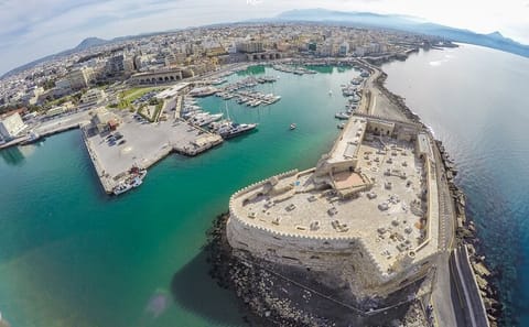 Heraklion half-day tour: Knossos Palace, Museum, and Wine Tasting