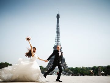 Eiffel Tower Couple Photoshoot Experience in Paris