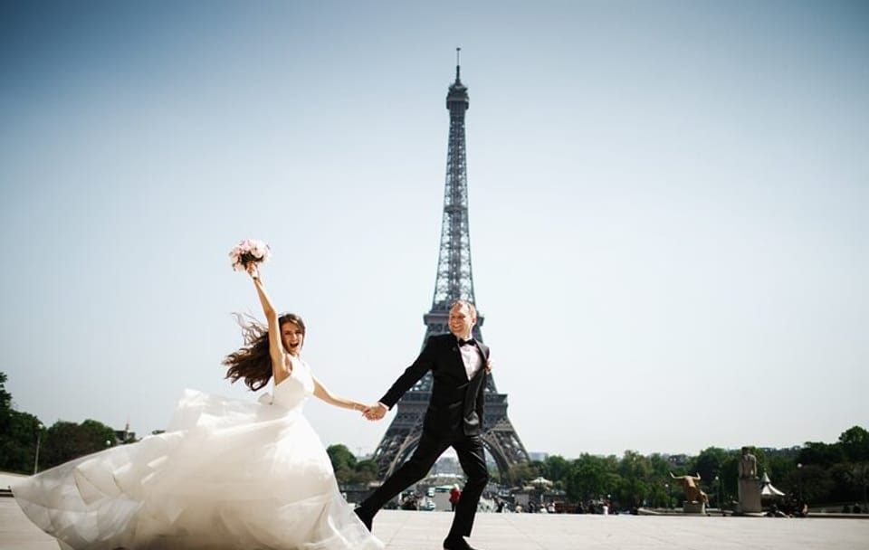 Eiffel Tower Couple Photoshoot Experience in Paris
