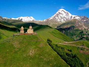 4 Full days in Georgia with private tour, free aiport