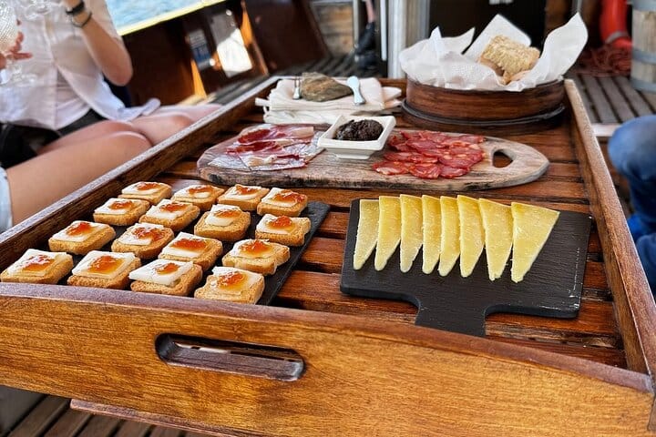 DOURO VALLEY: Premium Wine Tour, Lunch at Winery & Private Cruise