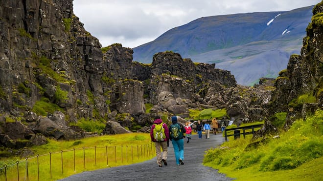 Golden Circle Tour with German Guide: Small Group from Cruise Terminal