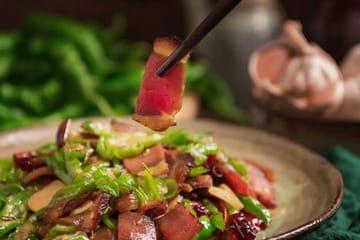 Beijing Hutong Night Tour with Yunnan Dinner and Boat Ride