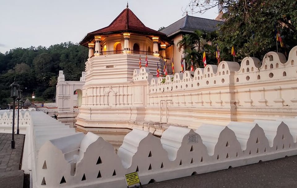 Kandy Day Tour from Colombo with Sacred Tooth Temple & More Stops