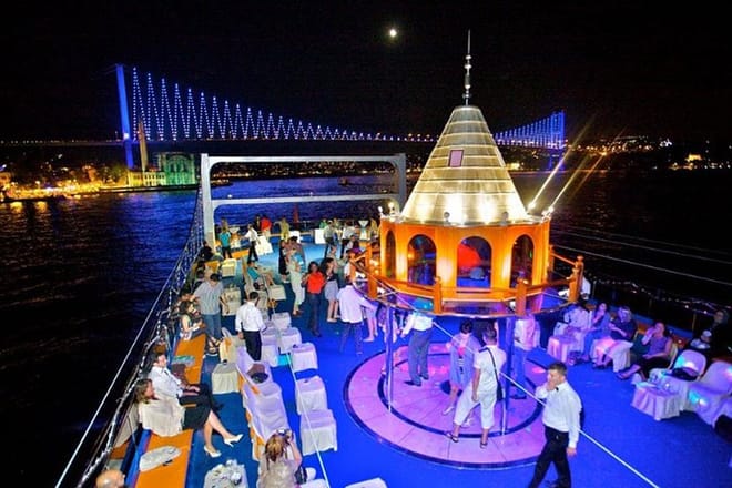 Istanbul: Bosphorus Dinner Cruise with Folk Dance and Live Performances 9