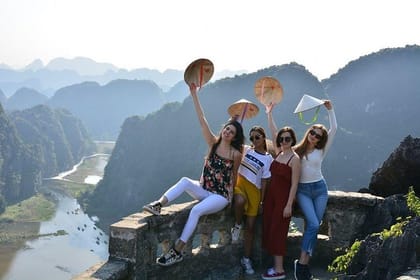 Ninh Ninh daily tour: Am Tien Cave- Mua Cave and Trang An boat ride