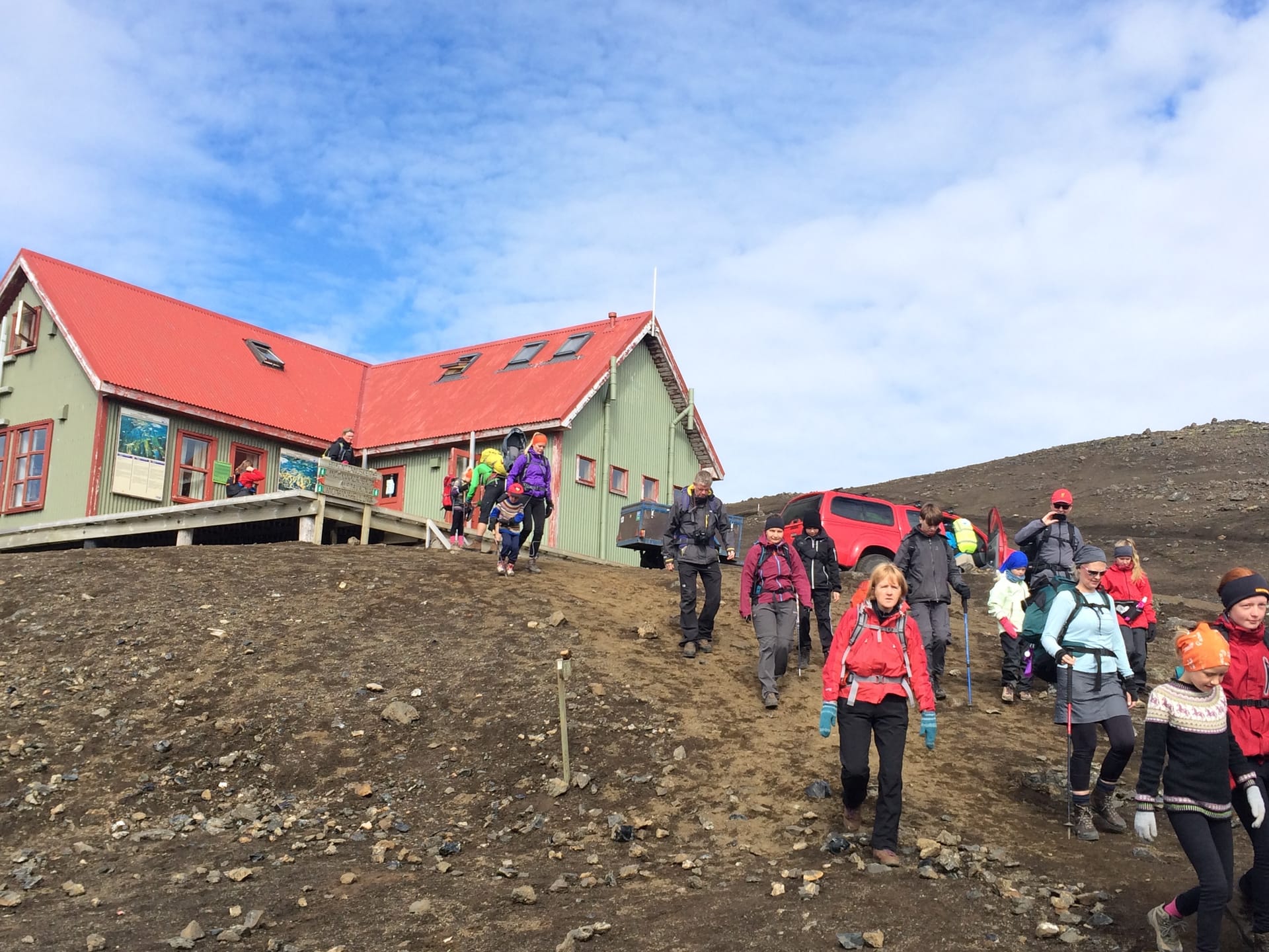Hikers outside Hrafntinnusker hut