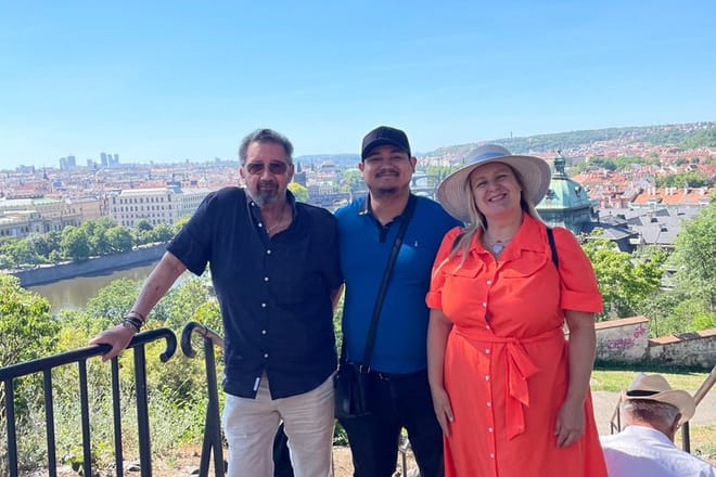 Prague DeLuxe Tour: Views, Hidden Gems, Tastings & River Cruise