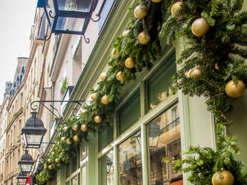Gourmet Christmas Walking Tour in Paris