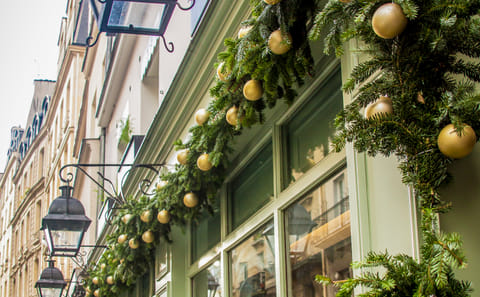 Gourmet Christmas Walking Tour in Paris
