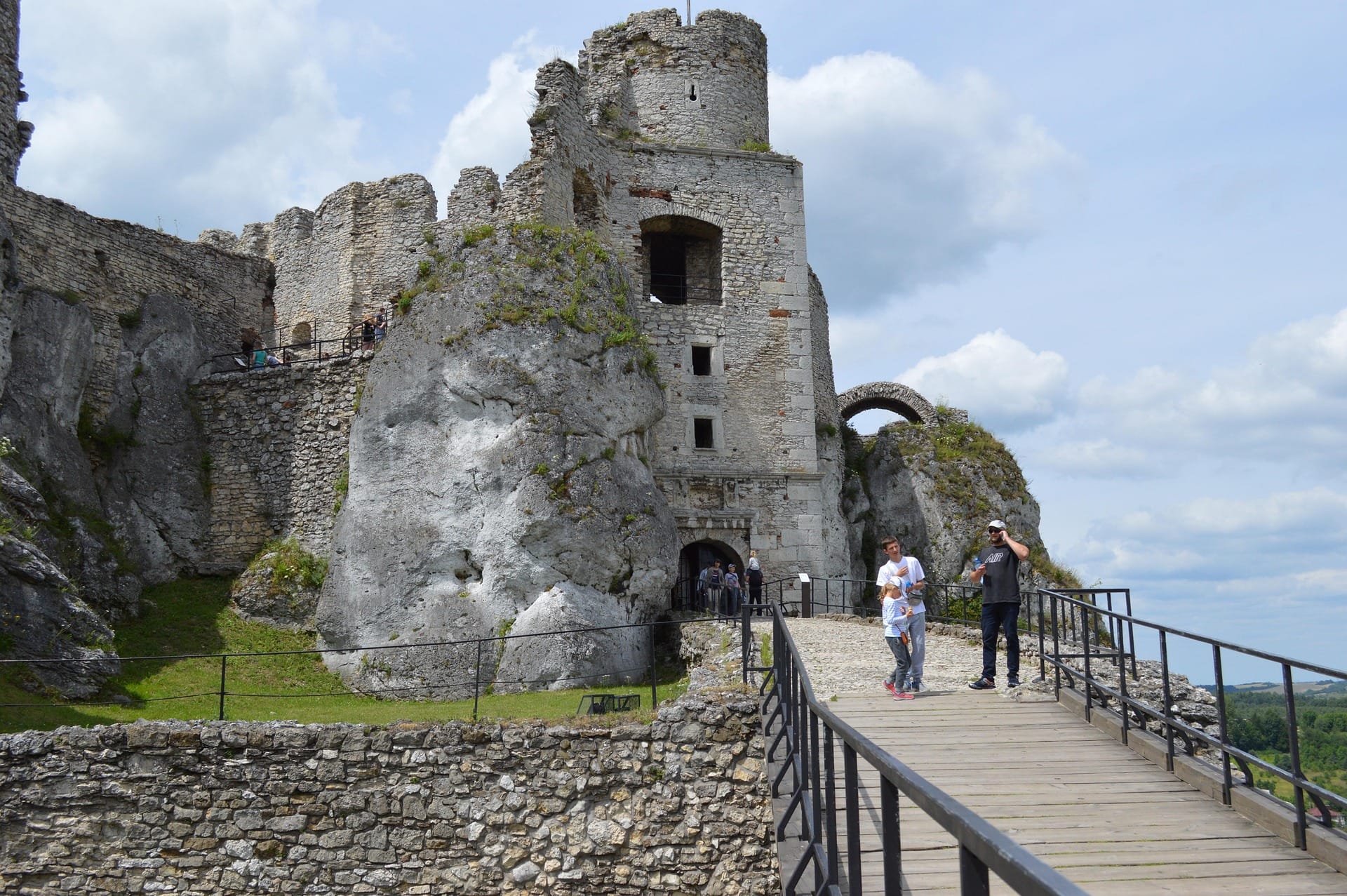 Ogrodzieniec Castle ruins — entrance gate and limestone walls, Polish Jura