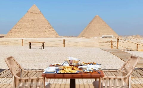 Luxury Giza Pyramids Tour with Breakfast and Camel Ride