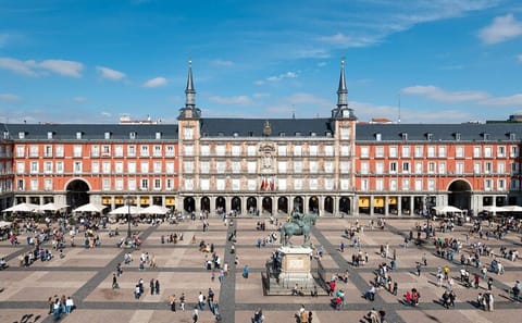 Bus Tour from Porto to Madrid with Stops in Ávila and Salamanca