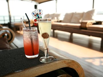 Aqua Luna: Evening Cruise at Victoria Harbour Hong Kong