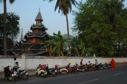 Monks Morning Almsgiving Tour (Food Offering)