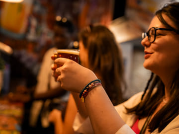 Barcelona: Beer Tasting with Drinks Included & Live Music