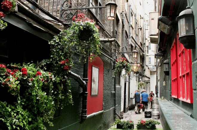 Dark Past of London Walking Tour | Semi Private