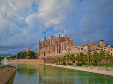 Palma de Mallorca: Historic Landmarks & Artistic Treasures