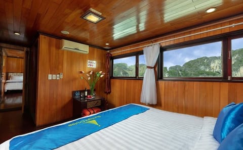 Halong Bay Deluxe 2-Day Cruise with Kayaking and Swimming
