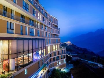 Sapa Trekking 2 Days Tour with Overnight 4 * Hotel By Cabin Bus