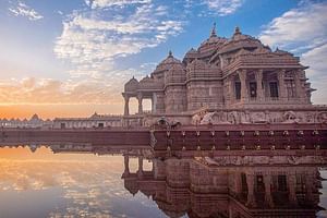Small-Group Guided Tour to Akshardham Temple in New Delhi