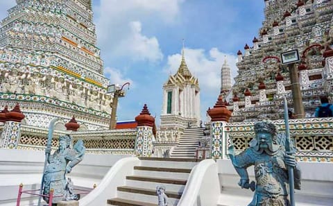 Wat Pho & Wat Arun Walking Tour with Professional Guid