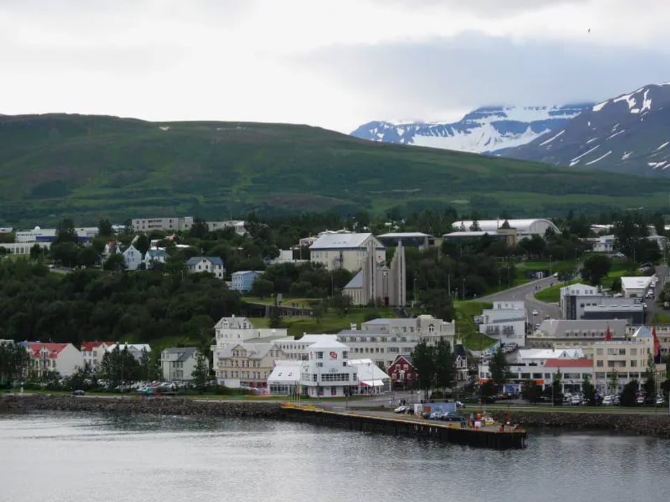 LUX 29 Luxury Private Transfers Akureyri to Reykjavík — Superjeep.is