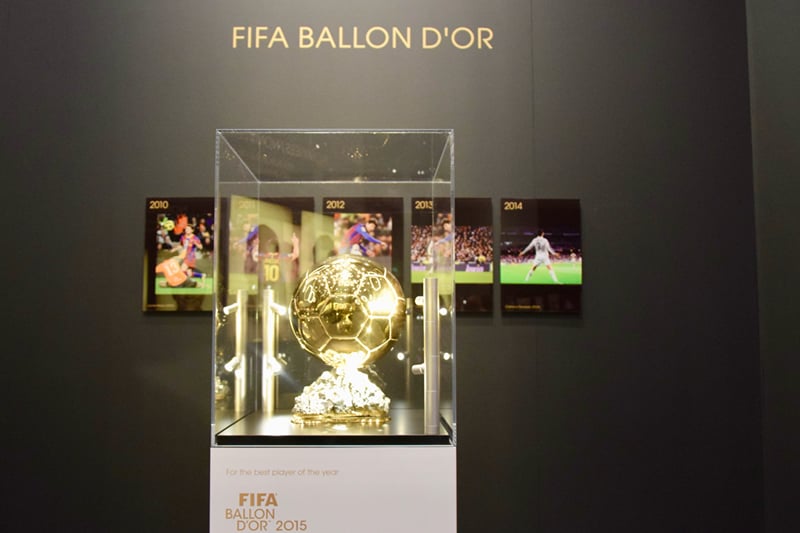 A Bola de Ouro em exposição no Museu da FIFA.