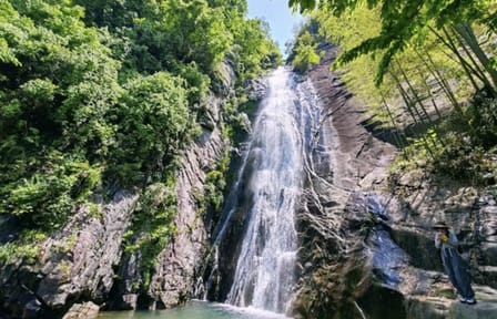 Hiking Tour to Baishuichong Waterfall and Yang E Trail from Shanghai
