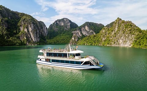 Luxury 6-Hour Boat Tour of Halong Bay from Halong Harbor