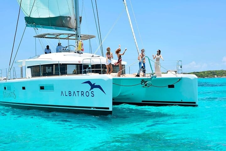 Isla Mujeres 4-in-1 Catamaran: Snorkel, Beach Club & Open Bar 8