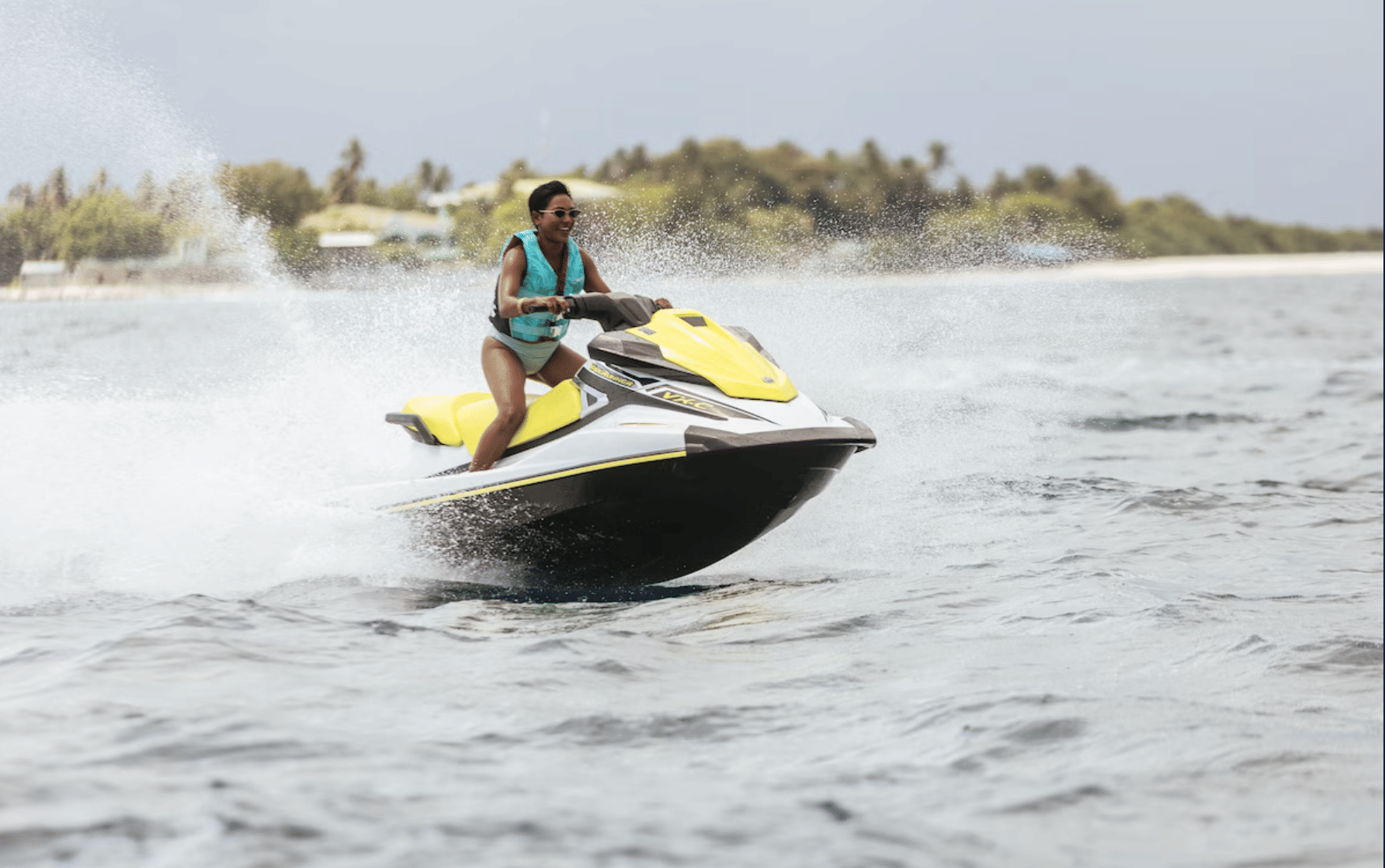 Un emocionante paseo en moto acuática por las aguas cristalinas de la impresionante laguna de Cinnamon Dhonveli.