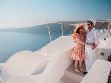 Professional Photo Shoot Experience in Santorini