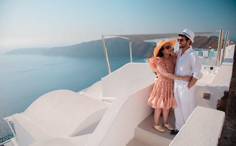 Professional Photo Shoot Experience in Santorini
