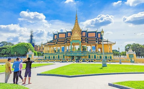 Private Full Day Tour of Oudong Mountain and Phnom Penh